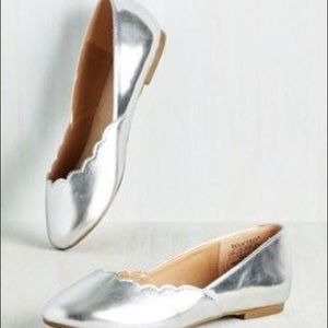 Gleam it, do it flats. Size 8